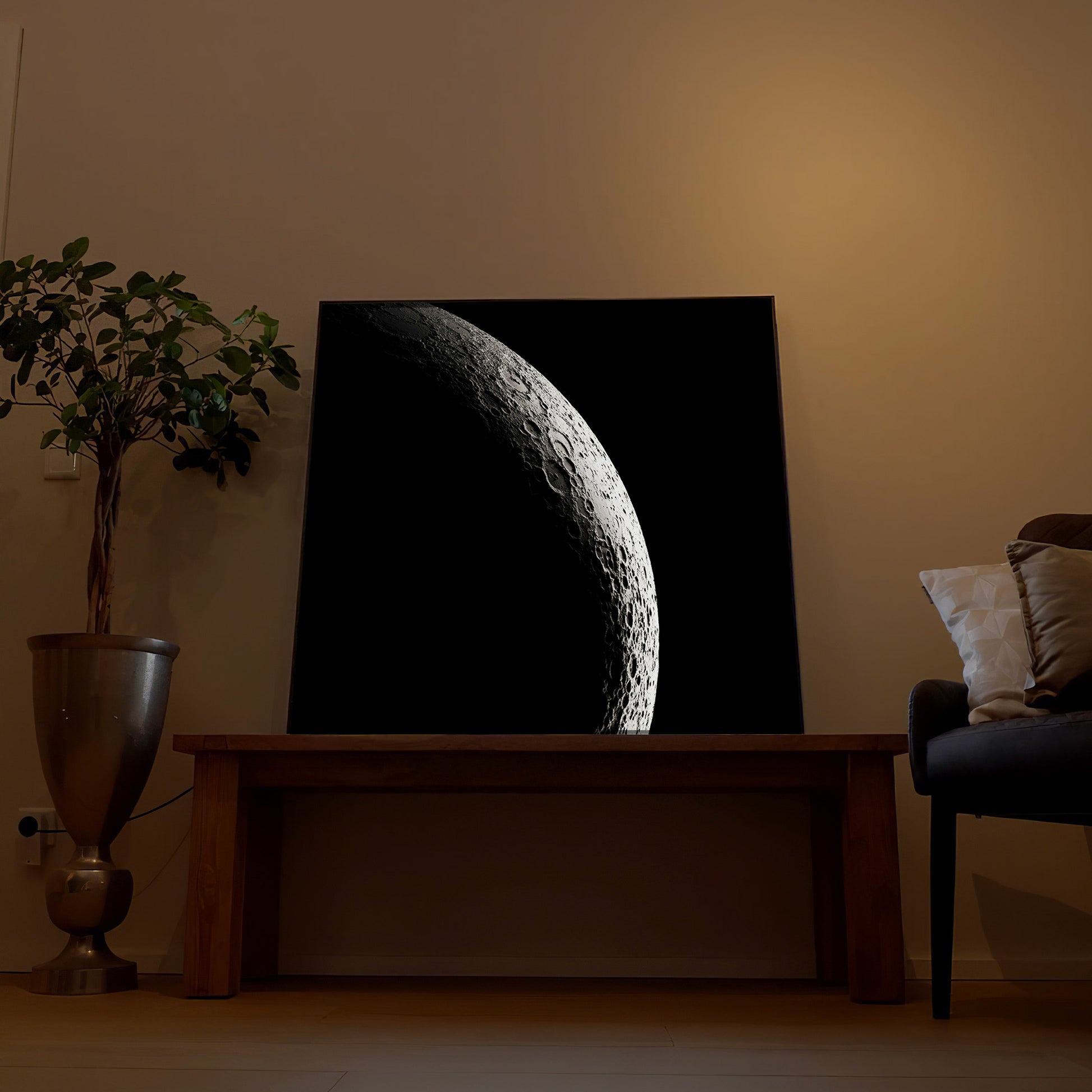 LED-Bild mit Mondmotiv im schwarzen Rahmen, leuchtender Halbmond