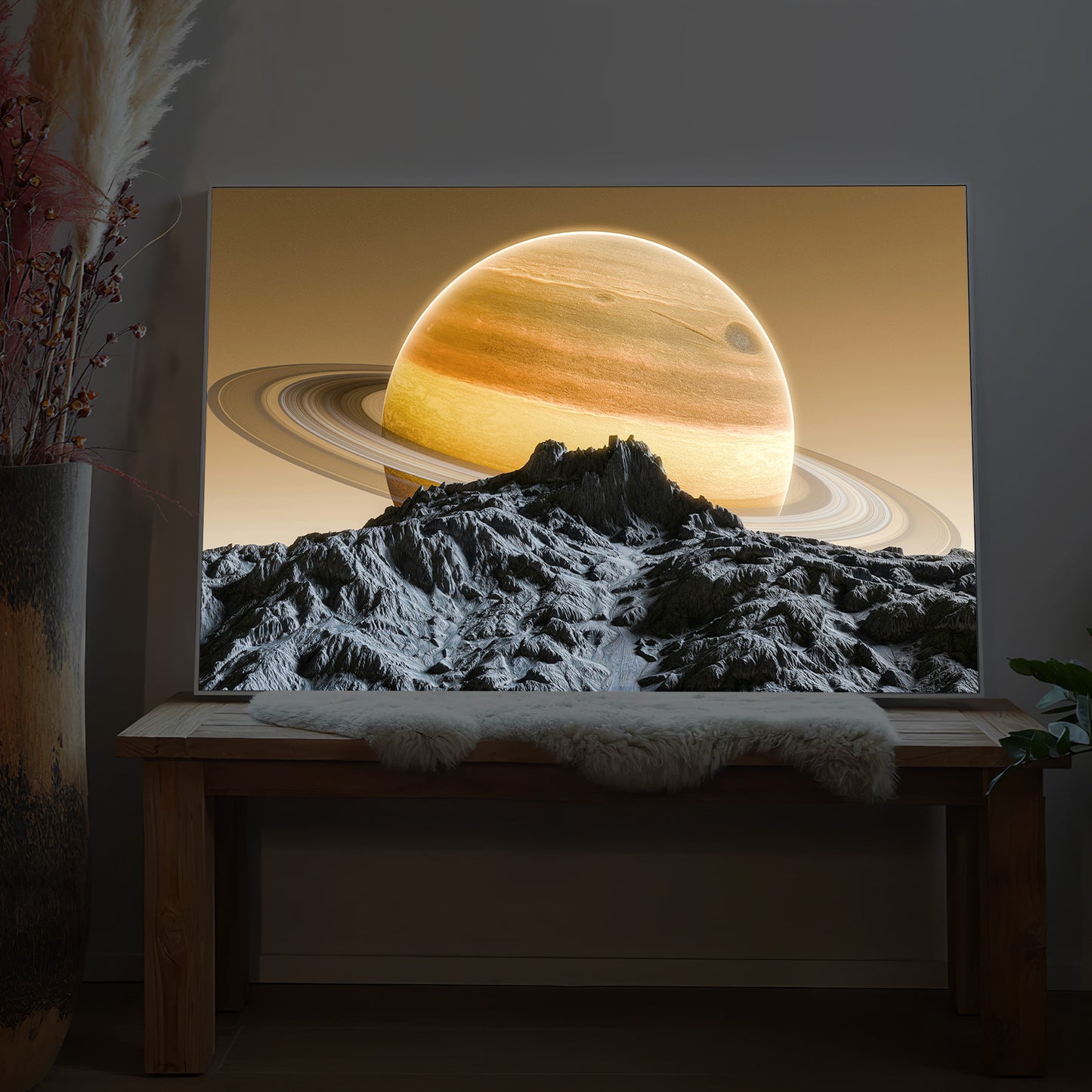 LED-Bild im schwarzen Rahmen: leuchtender Saturn über felsigem Gebirge