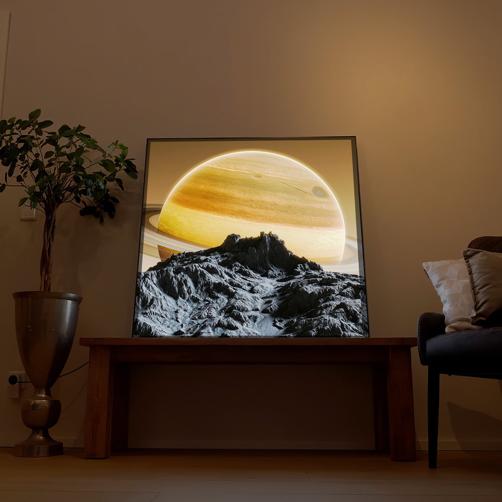 LED-Bild mit schwarzem Rahmen: leuchtender Saturn über Berglandschaft