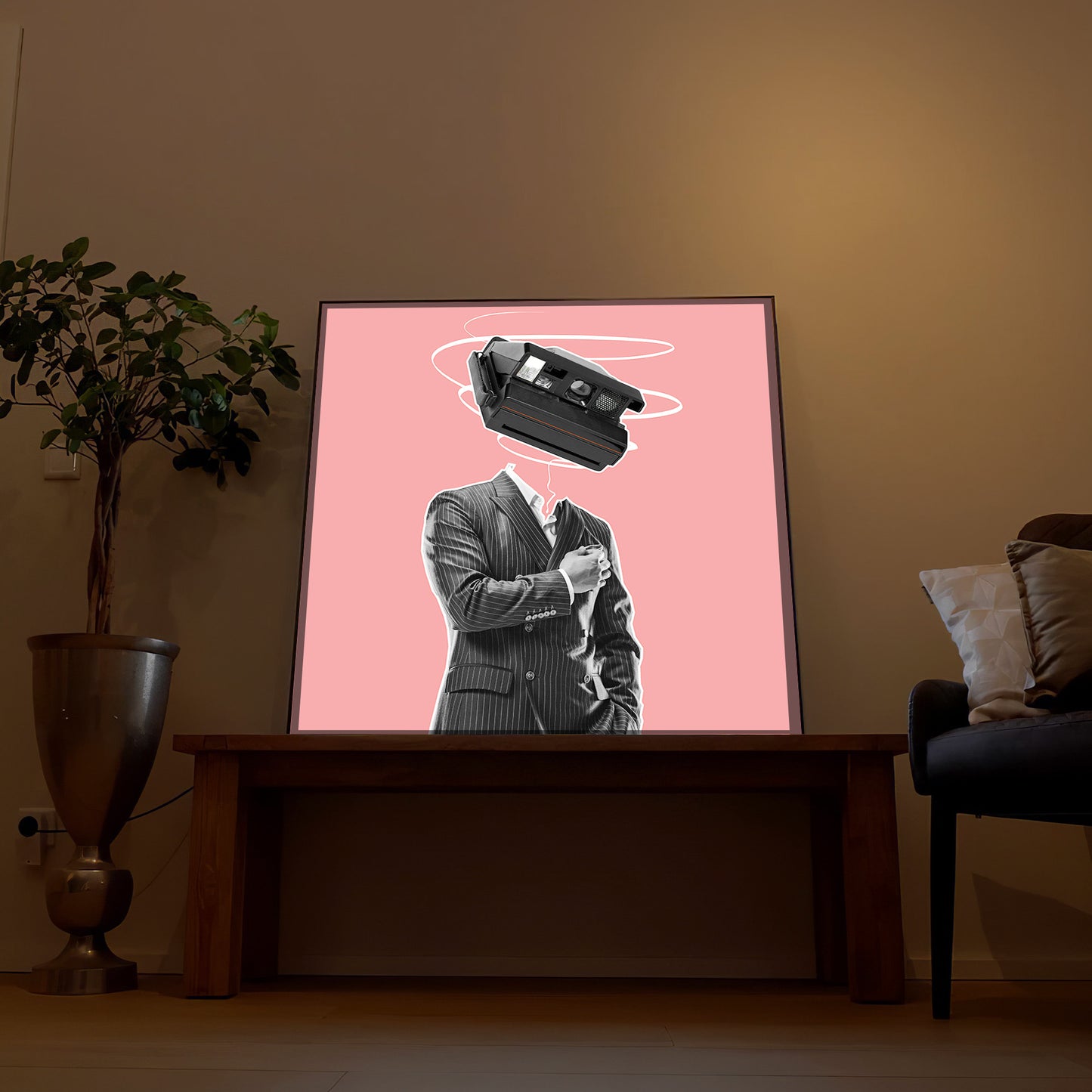 Gerahmtes LED-Bild mit Illustration eines Mannes und Kamera-Objekt auf Rosa Hintergrund