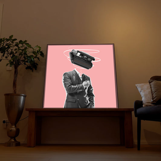 Gerahmtes LED-Bild mit Illustration eines Mannes und Kamera-Objekt auf Rosa Hintergrund