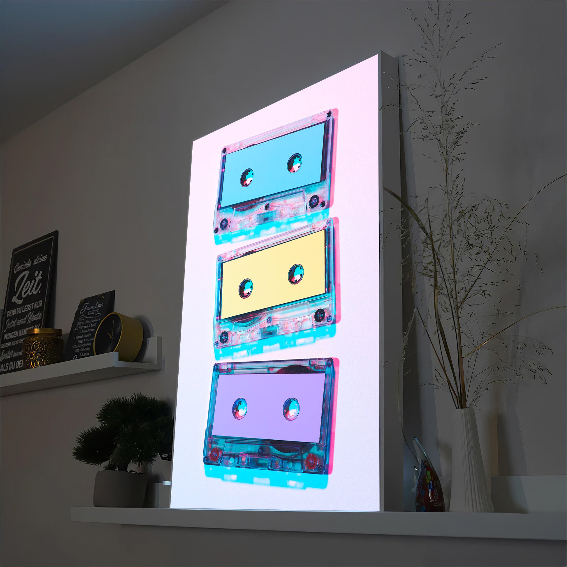 LED-Bild mit Kasettenmotiv, senkrecht, mit dunklem Rahmen und leuchtender Anzeige
