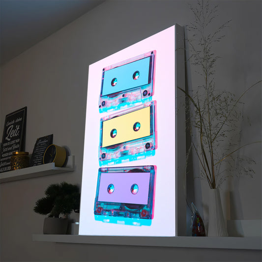 LED-Bild mit Kasettenmotiv, senkrecht, mit dunklem Rahmen und leuchtender Anzeige