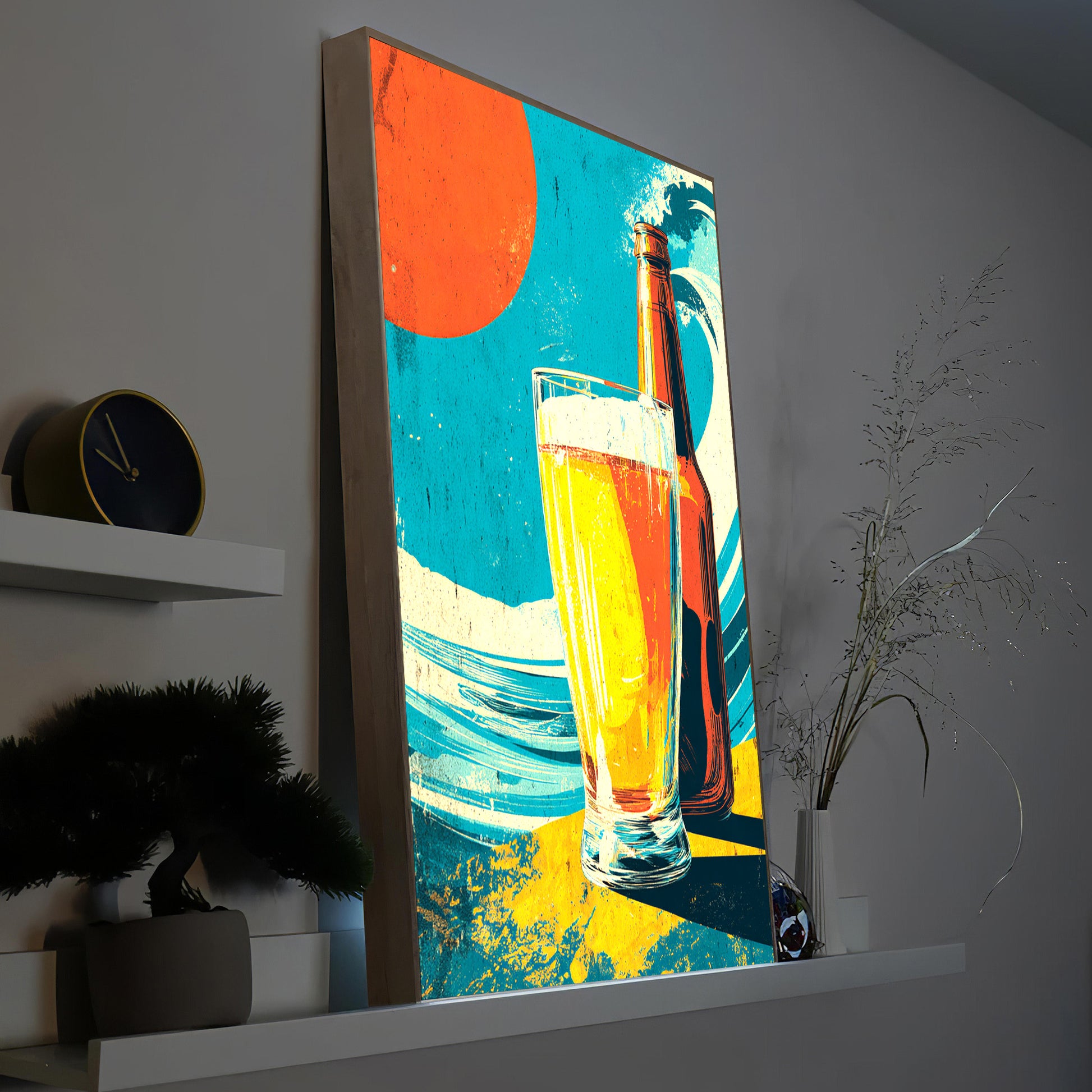 Gerahmtes LED-Bierbild mit Holzrahmen: bunte Bierflasche und Glas, türkis-gelbes Motiv.
