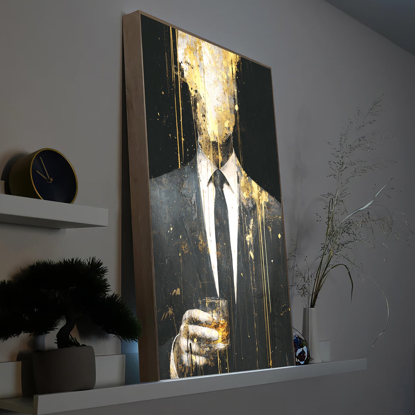 Gerahmtes LED-Bild mit goldener Anzugsfigur, langem Mantel und dekorativem Lichteffekt