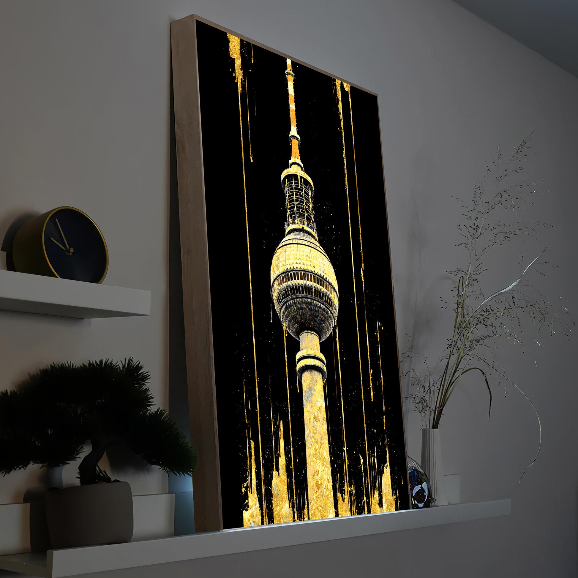 LED-Bild im Holzrahmen mit goldfarbenem Fernsehturm-Motiv