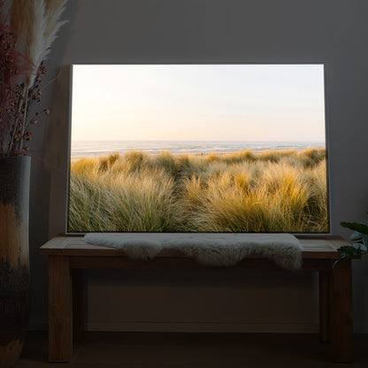 Gerahmtes LED-Bild im Hochformat mit weichem Strandmotiv und gelbem Gras