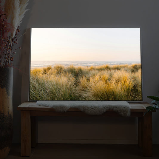 Gerahmtes LED-Bild im Hochformat mit weichem Strandmotiv und gelbem Gras