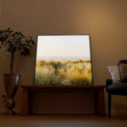 Gerahmtes LED-Bild mit Dünenlandschaft und Strandhorizont, goldenen Gräsern