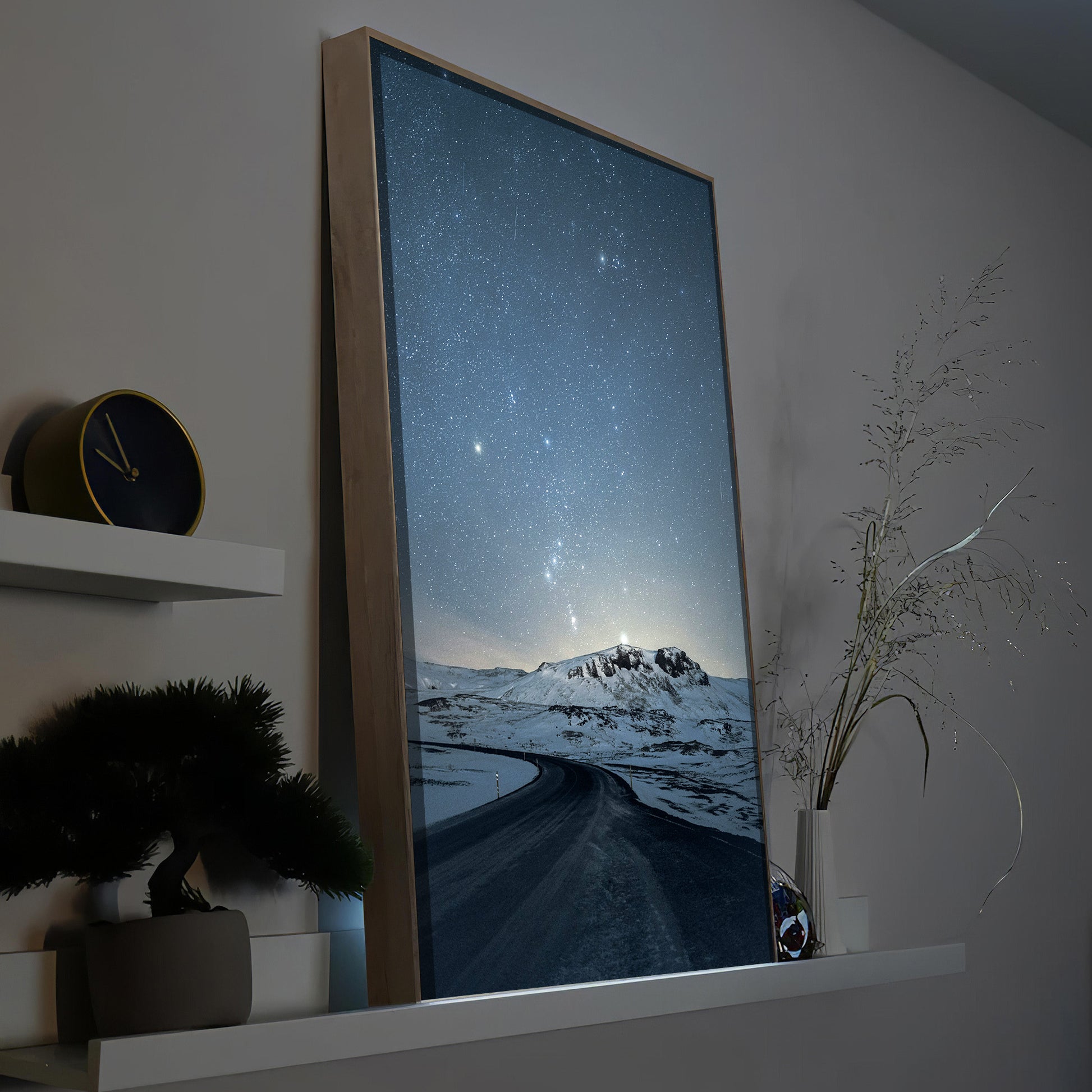 Norwegisches Sternenhimmel-LED-Bild mit Holzrahmen und sternklarem Himmel über Schnee