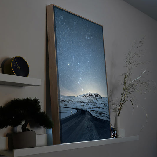 Norwegisches Sternenhimmel-LED-Bild mit Holzrahmen und sternklarem Himmel über Schnee