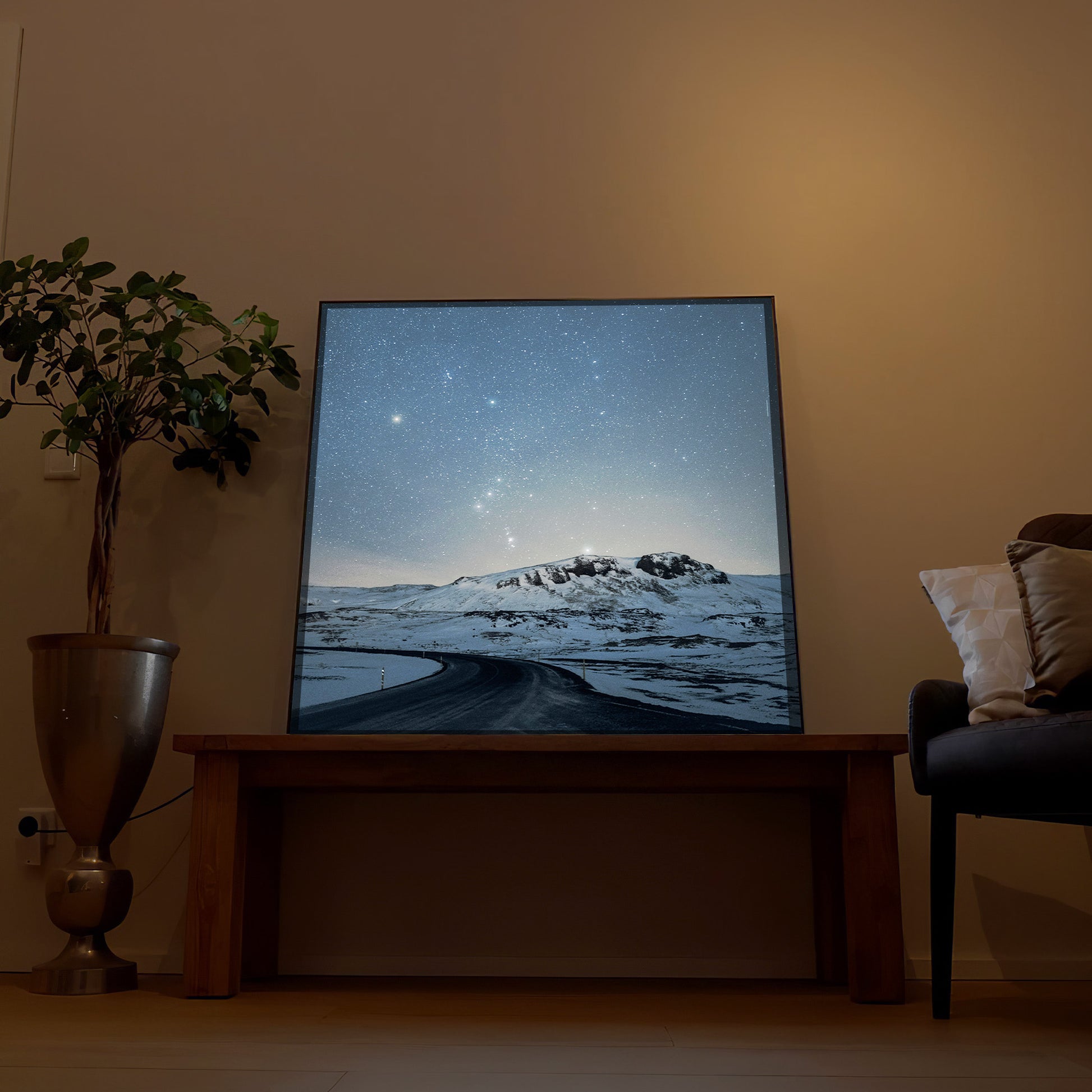 Norwegisches Sternenhimmel-LED-Bild mit schwarzem Rahmen und verschneiter Landschaft
