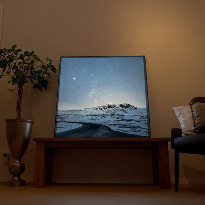 Norwegisches Sternenhimmel-LED-Bild mit schwarzem Rahmen und verschneiter Landschaft