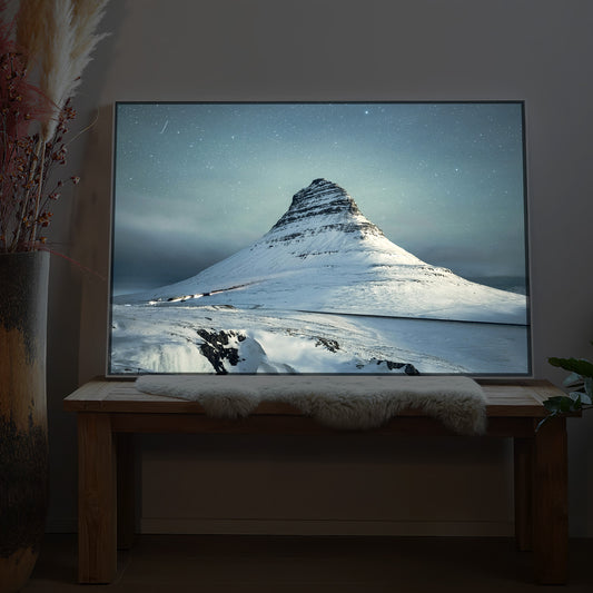 Dunkel gerahmtes LED-Bild mit Bergmotiv und schneebedecktem Gipfel, Sternenlicht