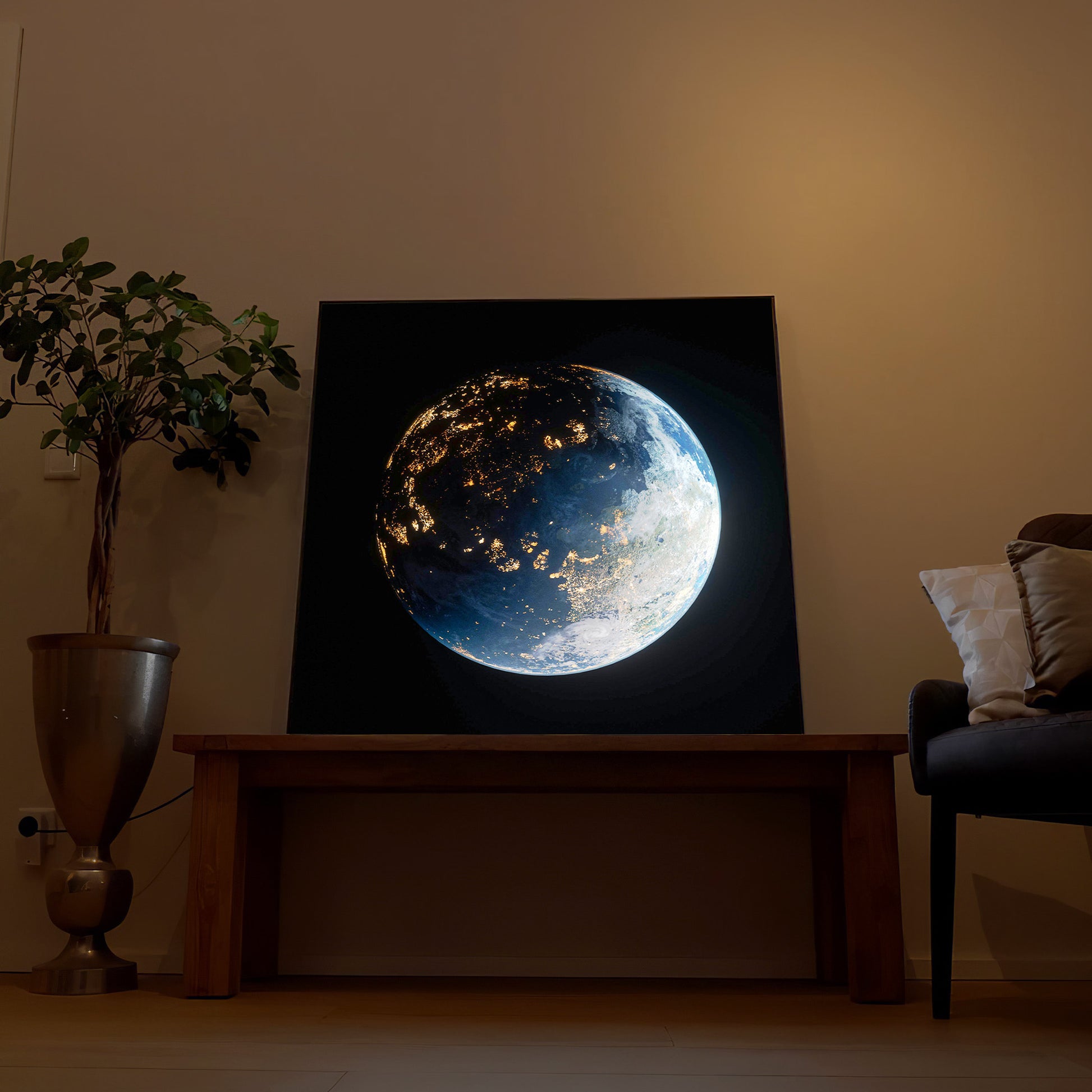 Quadratisches LED-Bild mit Erdmotiv in dunklem Rahmen