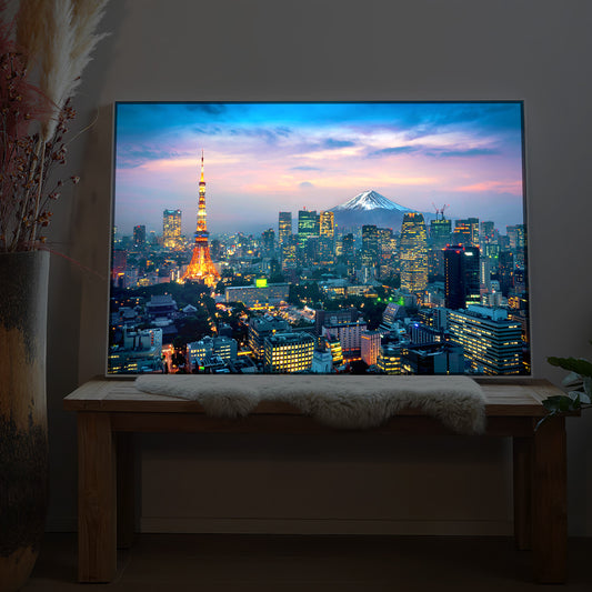 Schwarz gerahmtes LED-Bild mit Tokio-Skyline und Fuji bei Sonnenuntergang