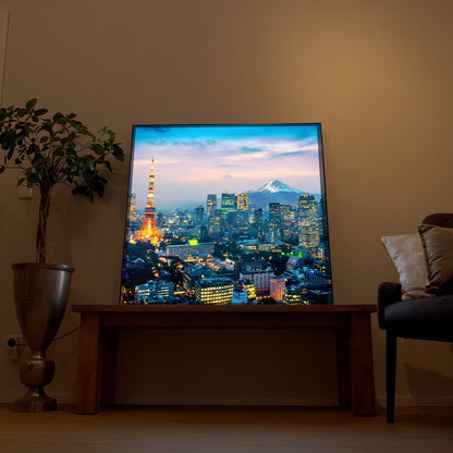 Schwarz gerahmtes LED-Bild mit beleuchteter Tokio-Skyline und Fuji-Silhouette