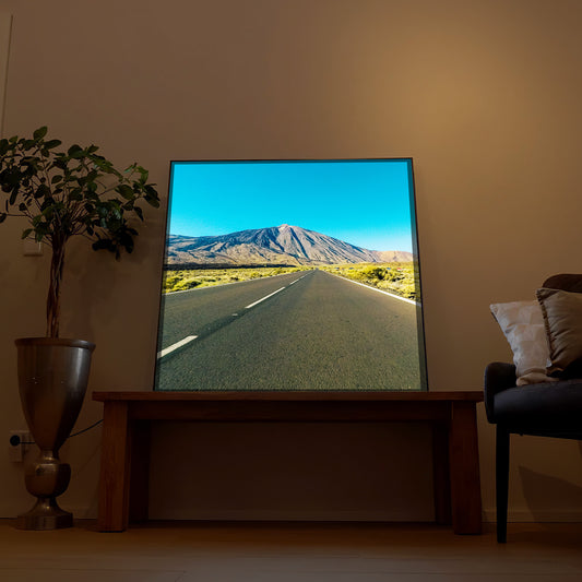 Rechteckiges LED-Bild mit Berglandschaft und gerader Straße in der Natur