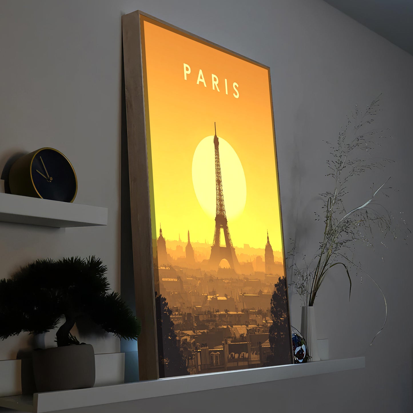 Gerahmtes LED-Bild mit Eiffel­turm-Motiv und „PARIS“ Schriftzug, warmes Licht
