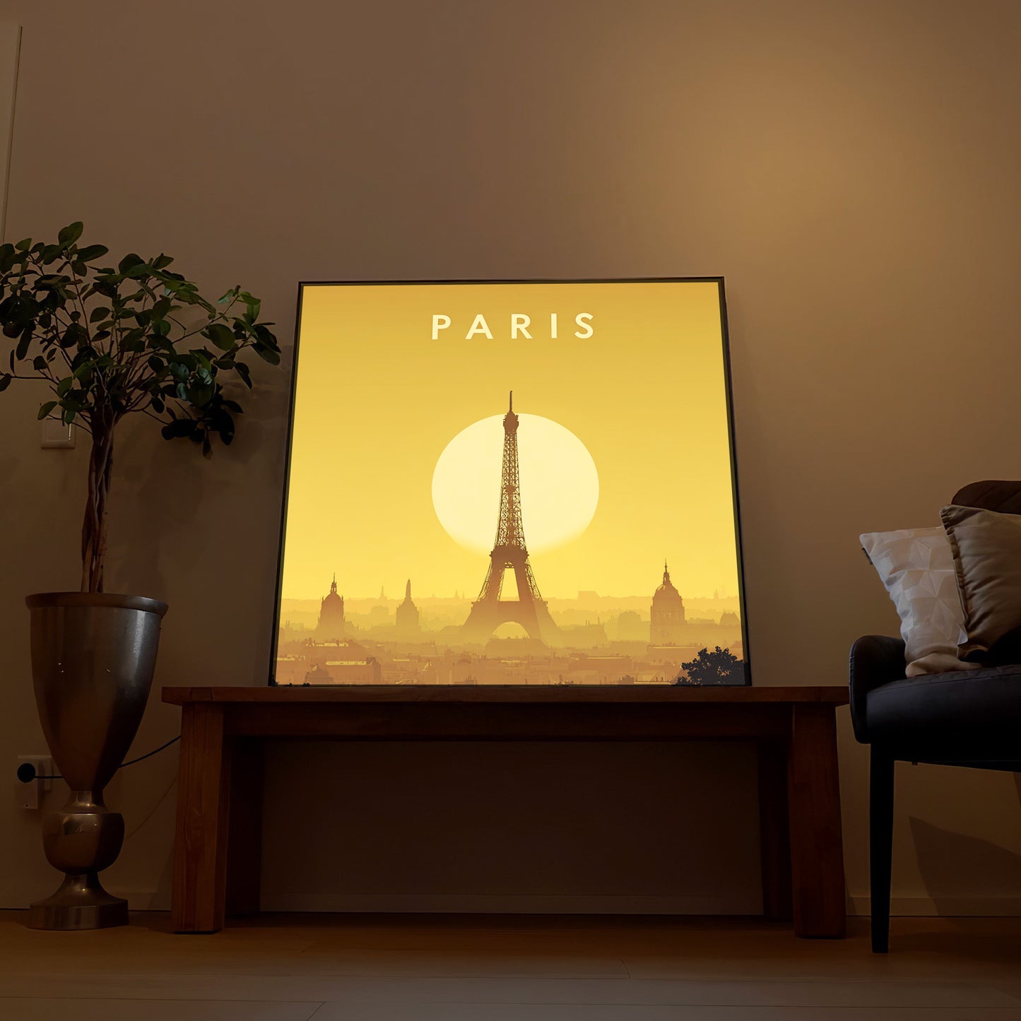 Gerahmtes LED-Bild mit Eiffel­turm-Motiv und „PARIS“-Schriftzug, warm leuchtend