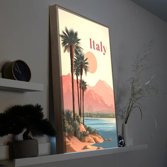 Gerahmtes LED-Bild mit Italien-Landschaft: Palmen, Berge und Wasser im Holzrahmen