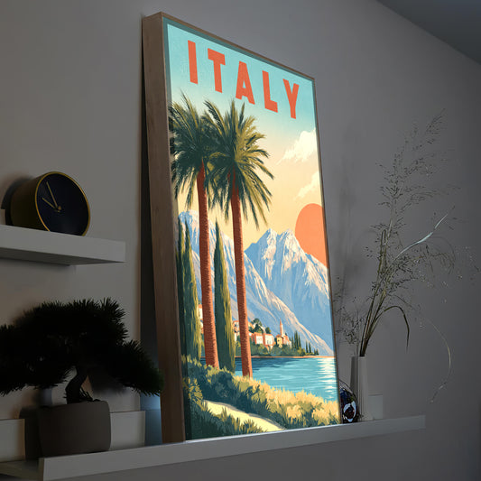 LED-Bild im Holzrahmen mit Landschaft: Palmen, See und Berge, Text „ITALY“.