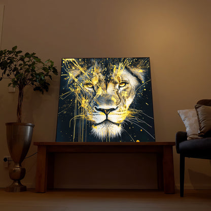 Gerahmtes LED-Kunstbild: goldener Löwenkopf mit leuchtenden Spritzern auf dunklem Grund