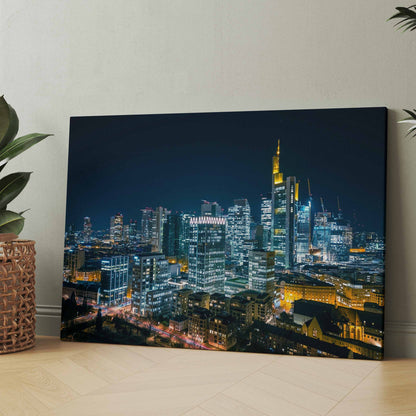 Skyline-Poster Frankfurt bei Nacht mit beleuchteten Hochhäusern