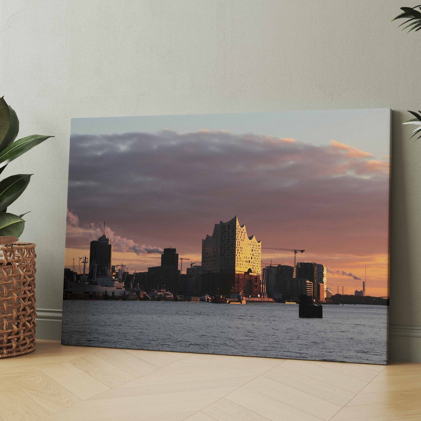 Leinwand mit Hamburger Skyline über Wasser bei Sonnenuntergang