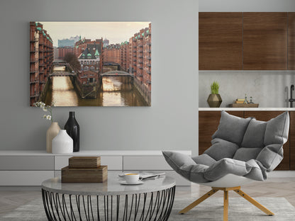 Kunstdruck: Blick auf den Wasserkanal mit Backstein-Häusern und Brücke
