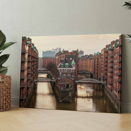 Kunstdruck mit Stadtkanal und Backsteingebäuden, kleiner Giebelbrücke