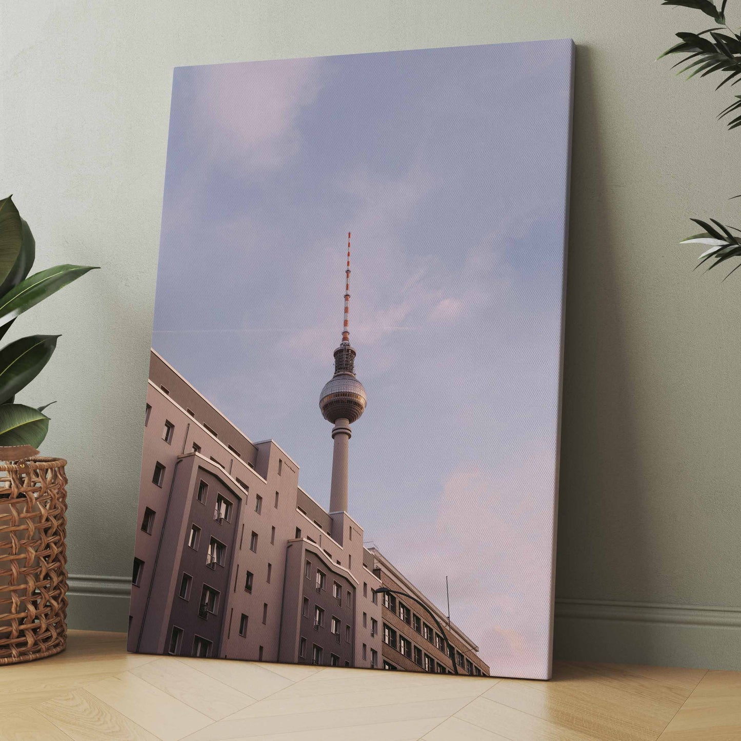 Berlin Fernsehturm-Leinwandposter: Blick auf Fernsehturm und Häuserfront