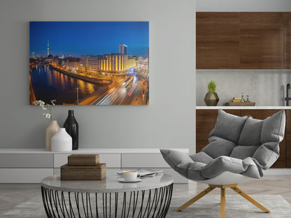 Wandbild mit abends beleuchteter Brücke über dem Fluss und Stadtlichtern