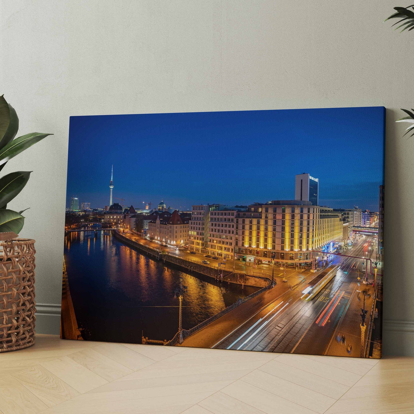 Wandbild mit nächtlicher Skyline, beleuchtetem Fluss und Brücke