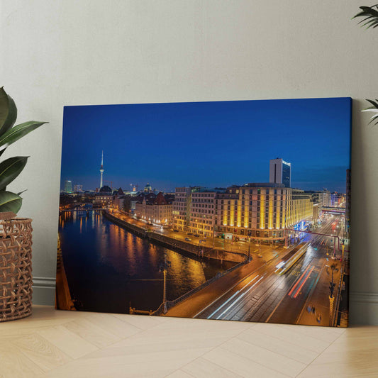 Wandbild mit nächtlicher Skyline, beleuchtetem Fluss und Brücke