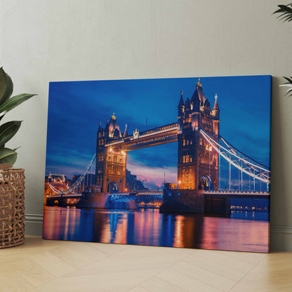 Leinwand-Wandbild mit Tower Bridge bei Nacht in Blau und Lila, beleuchtet