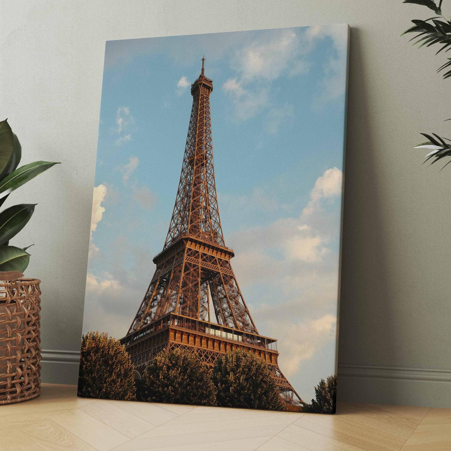 Wandbild mit Eiffelturm-Motiv, blauem Himmel und Wolken
