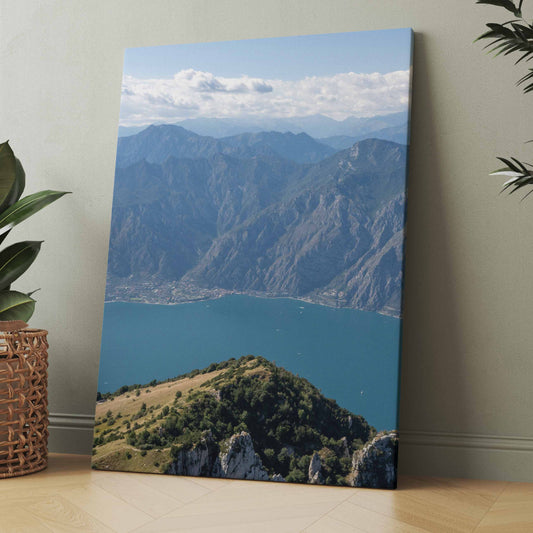 Landschaftsbild auf Leinwand: blauer See, Berge und bewachsenes Ufer