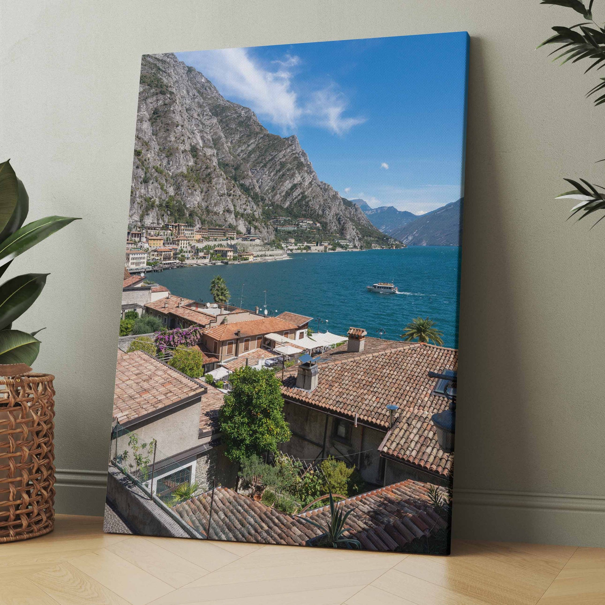 Landschaftsbild mit Uferstadt, Bergen und blauem See im italienischen Stil