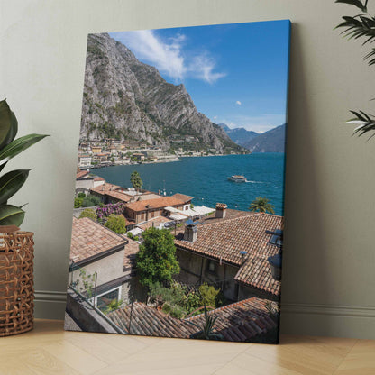 Landschaftsbild mit Uferstadt, Bergen und blauem See im italienischen Stil