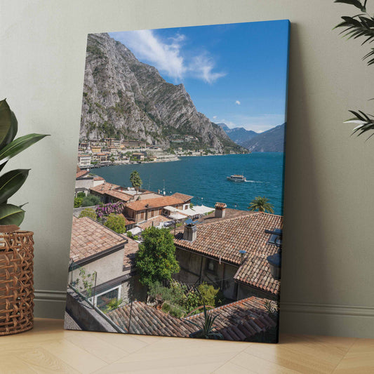 Landschaftsbild mit Uferstadt, Bergen und blauem See im italienischen Stil