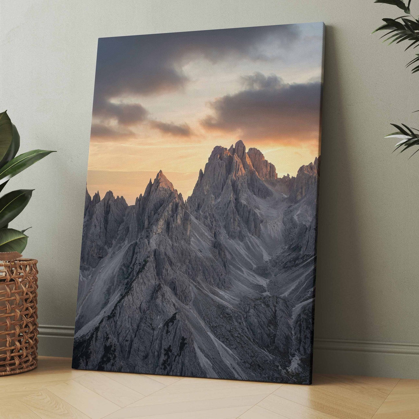 Alpenkunst mit Sonnenuntergang und mehrspitzigen Felsgipfeln, Hochformat