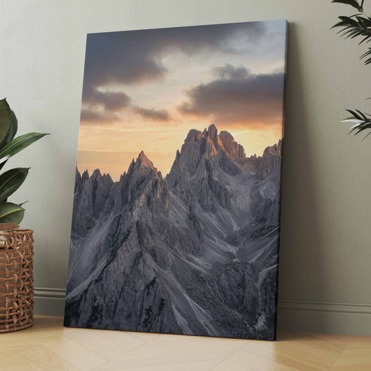 Alpenkunst mit Sonnenuntergang und mehrspitzigen Felsgipfeln, Hochformat