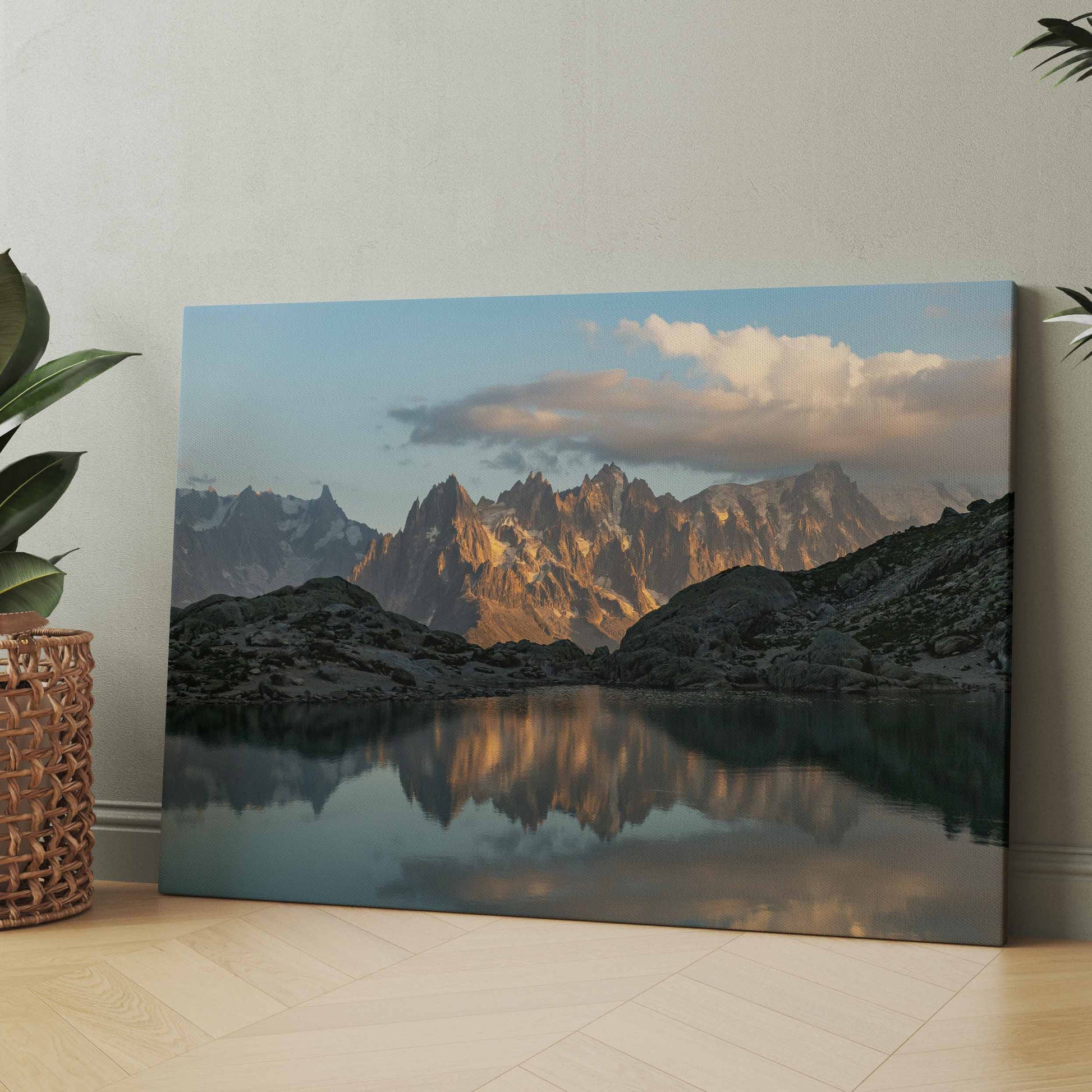 Leinwand mit Berglandschaft und spiegelndem See, Sonnenaufgang im Abendhimmel