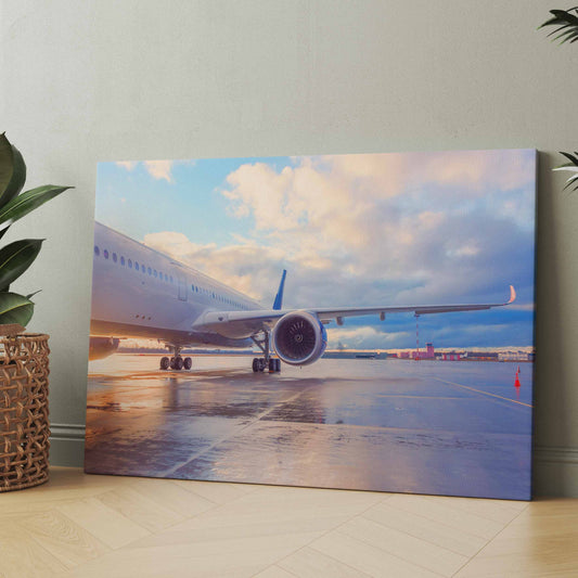 Leinwanddruck mit Flugzeug am Flughafen auf nasser Startbahn, blaues Triebwerk