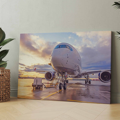 Flugzeug-Poster mit Frontansicht eines Jets auf dem Rollfeld bei Sonnenuntergang