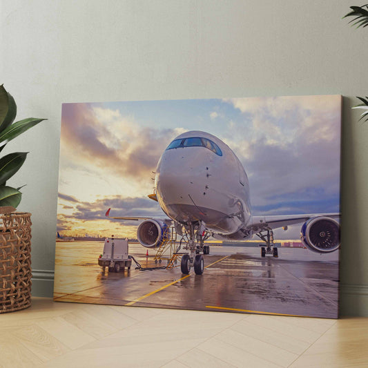 Flugzeug-Poster mit Frontansicht eines Jets auf dem Rollfeld bei Sonnenuntergang