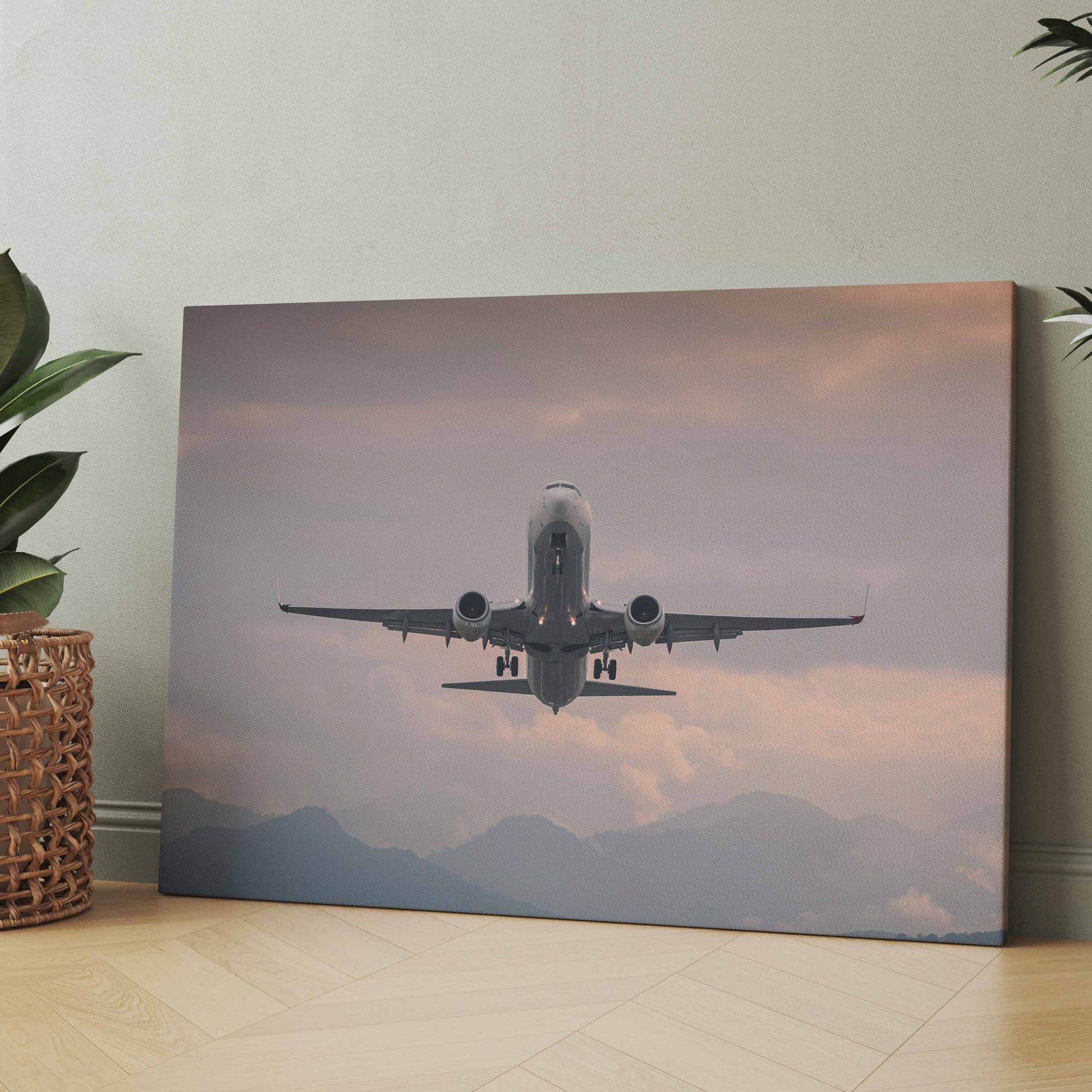 Leinwand: Flugzeug beim Start, Berge und Wolken im Dämmerlicht