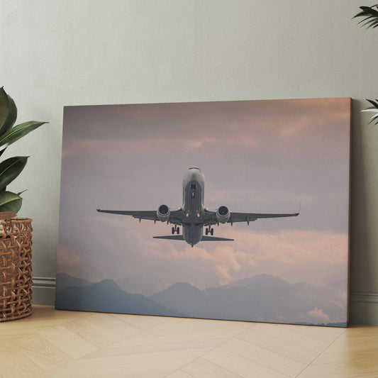 Leinwand: Flugzeug beim Start, Berge und Wolken im Dämmerlicht