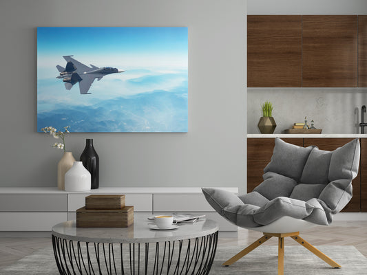 Leinwand mit Kampfjet im Flug an der Wand, graues Flugzeug über blauem Gebirge